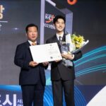 Lee Je-hoon Instagram - ⠀ 2023 뉴시스 한류 엑스포에서 문화체육관광부 장관상을 수상하게 되었습니다. 아직 많이 부족하고 노력해야 하는데 이렇게 영광스러운 상을 주셔서 진심으로 감사드립니다. 저를 응원해 주신 모든 분들과 초대해 주신 뉴시스 한류 엑스포 관계자 여러분께 감사의 인사 전합니다. 앞으로도 K-콘텐츠가 많은 사랑을 받을 수 있도록 최선을 다하겠습니다. 그리고 궂은 날씨에 먼 길 와준 우리 팬 여러분들도 감사드려요.🩶