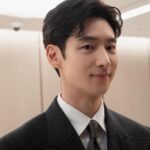 Lee Je-hoon Instagram - ⠀ 2023 뉴시스 한류 엑스포에서 문화체육관광부 장관상을 수상하게 되었습니다. 아직 많이 부족하고 노력해야 하는데 이렇게 영광스러운 상을 주셔서 진심으로 감사드립니다. 저를 응원해 주신 모든 분들과 초대해 주신 뉴시스 한류 엑스포 관계자 여러분께 감사의 인사 전합니다. 앞으로도 K-콘텐츠가 많은 사랑을 받을 수 있도록 최선을 다하겠습니다. 그리고 궂은 날씨에 먼 길 와준 우리 팬 여러분들도 감사드려요.🩶