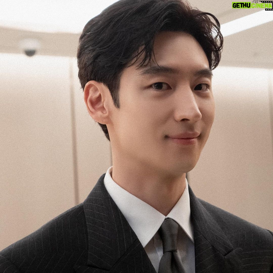 Lee Je-hoon Instagram - ⠀ 2023 뉴시스 한류 엑스포에서 문화체육관광부 장관상을 수상하게 되었습니다. 아직 많이 부족하고 노력해야 하는데 이렇게 영광스러운 상을 주셔서 진심으로 감사드립니다. 저를 응원해 주신 모든 분들과 초대해 주신 뉴시스 한류 엑스포 관계자 여러분께 감사의 인사 전합니다. 앞으로도 K-콘텐츠가 많은 사랑을 받을 수 있도록 최선을 다하겠습니다. 그리고 궂은 날씨에 먼 길 와준 우리 팬 여러분들도 감사드려요.🩶