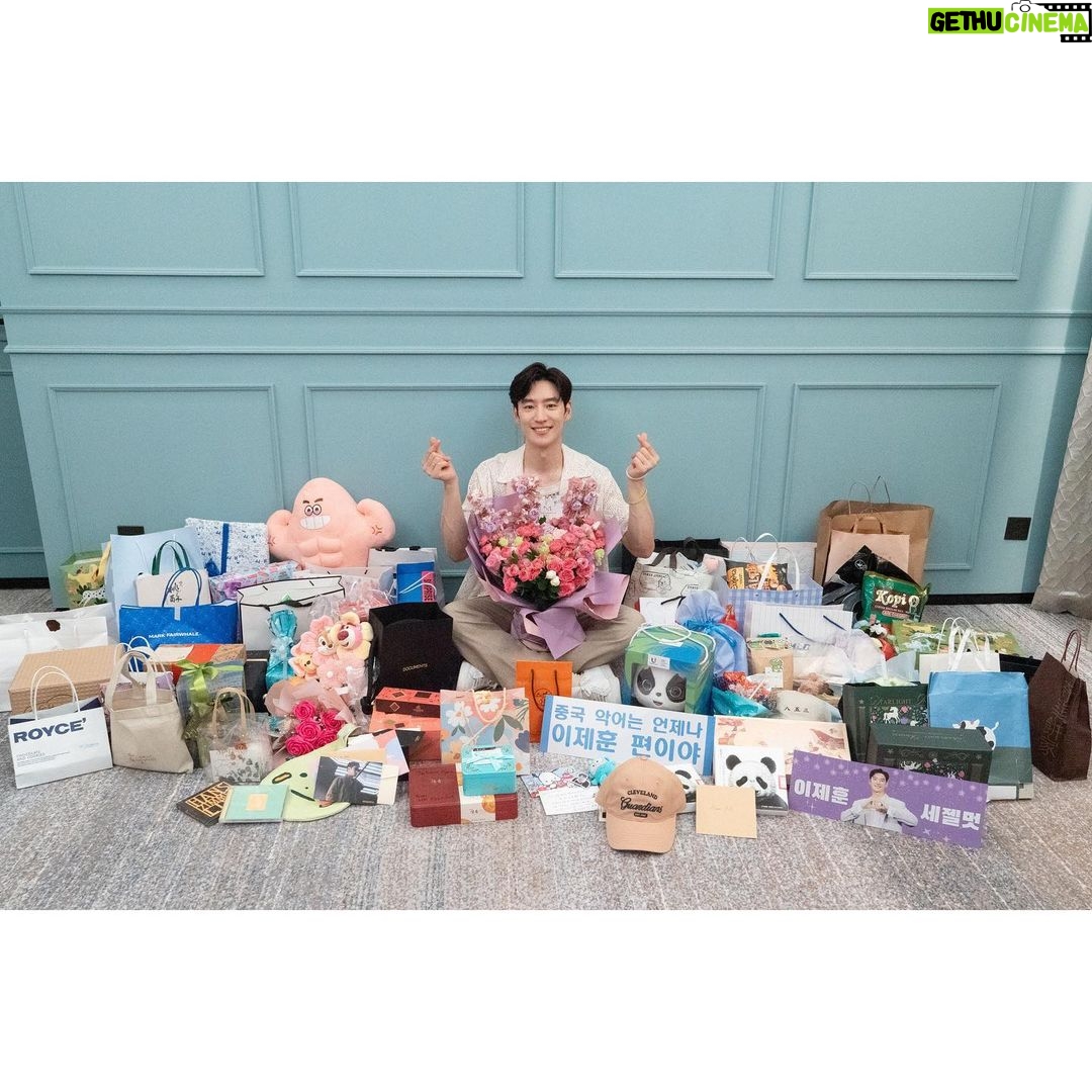 Lee Je-hoon Instagram - ⠀ 마카오 팬 여러분❤️🤍 마카오에서의 시간은 저에게 잊지 못할 시간이 될 것 같아요. 여러분께도 즐거운 시간으로 남았으면 좋겠네요🥰😘 반갑게 맞이해 주셔서 감사드려요. 다음에는 더 즐겁게 해드릴 테니 또 만나요 우리~* 多謝來看我的粉絲們🫶🫶🫶