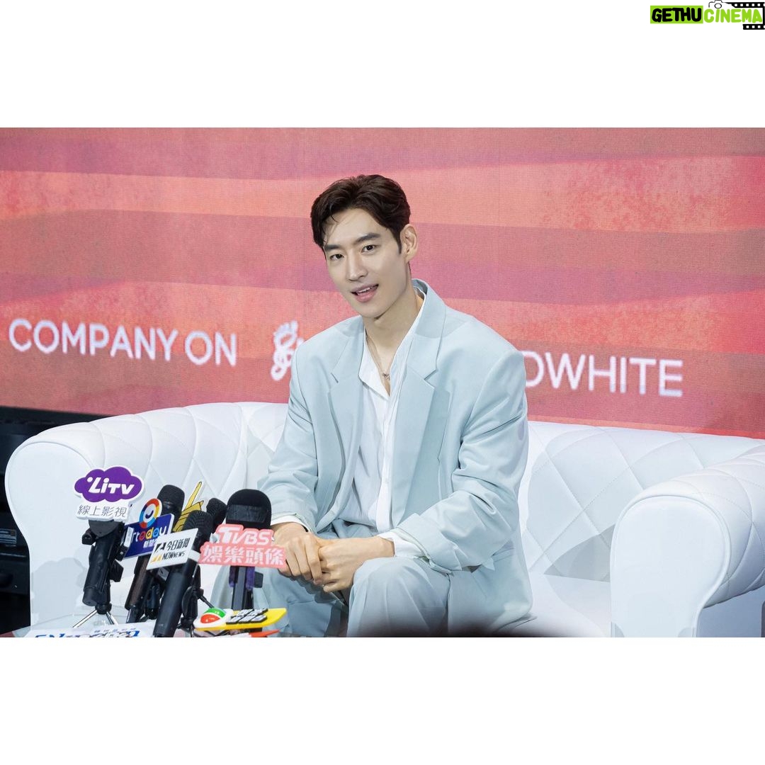 Lee Je-hoon Instagram - ⠀ 대만 팬 여러분~* 여러분과 함께 했던 시간이 벌써 그리워지네요. 저를 반갑게 맞이해 주셔서 진심으로 감사드립니다🥰 여러분과의 추억이 좋은 기억으로 남을 것 같아요 :) 앞으로 자주 찾아뵐게요!! 생일 축하해 주신 많은 분들도 너무나 감사합니다💕 다음에 또 건강한 모습으로 만나요. 我愛你~😍