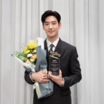 Lee Je-hoon Instagram - ⠀ 2023 뉴시스 한류 엑스포에서 문화체육관광부 장관상을 수상하게 되었습니다. 아직 많이 부족하고 노력해야 하는데 이렇게 영광스러운 상을 주셔서 진심으로 감사드립니다. 저를 응원해 주신 모든 분들과 초대해 주신 뉴시스 한류 엑스포 관계자 여러분께 감사의 인사 전합니다. 앞으로도 K-콘텐츠가 많은 사랑을 받을 수 있도록 최선을 다하겠습니다. 그리고 궂은 날씨에 먼 길 와준 우리 팬 여러분들도 감사드려요.🩶