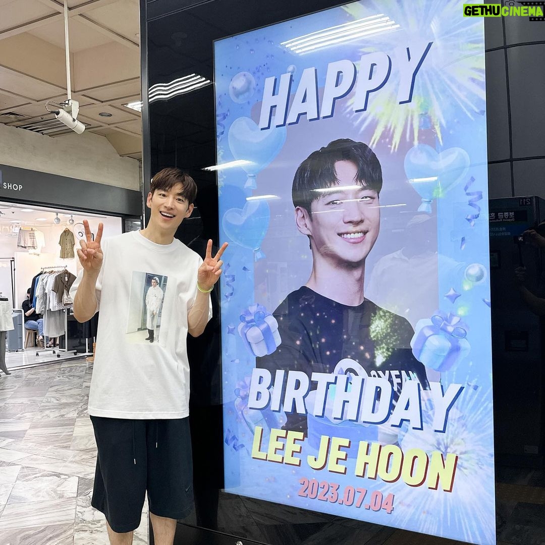 Lee Je-hoon Instagram - ⠀ 생일 축하해 주셔서 너무나 감사합니다 여러분~* 항상 아껴주시고 사랑해 주시는 마음을 분에 넘치게 받고 있는거 같아 몸 둘 바를 모르겠어요. 앞으로도 열심히 활동하고 연기해서 여러분께 좋은 모습으로 또 인사드리도록 하겠습니다!! 사랑합니다 여러분❤️ 언제나 건강해 주세요~*
