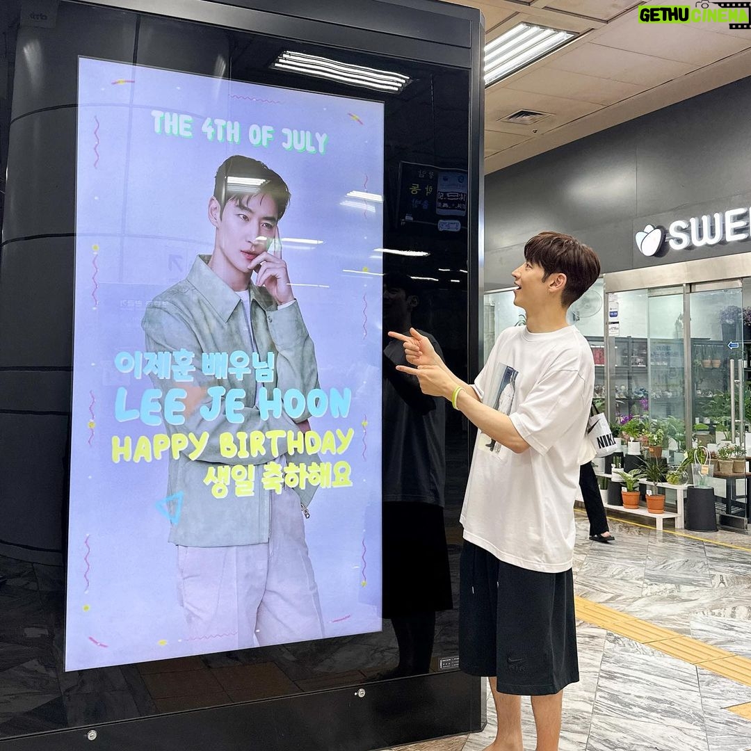 Lee Je-hoon Instagram - ⠀ 생일 축하해 주셔서 너무나 감사합니다 여러분~* 항상 아껴주시고 사랑해 주시는 마음을 분에 넘치게 받고 있는거 같아 몸 둘 바를 모르겠어요. 앞으로도 열심히 활동하고 연기해서 여러분께 좋은 모습으로 또 인사드리도록 하겠습니다!! 사랑합니다 여러분❤️ 언제나 건강해 주세요~*