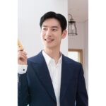 Lee Je-hoon Instagram - ⠀ 따뜻하고 좋았던 날씨🌸 그리고 즐거웠던 촬영~*😉 @icletime #아이클타임