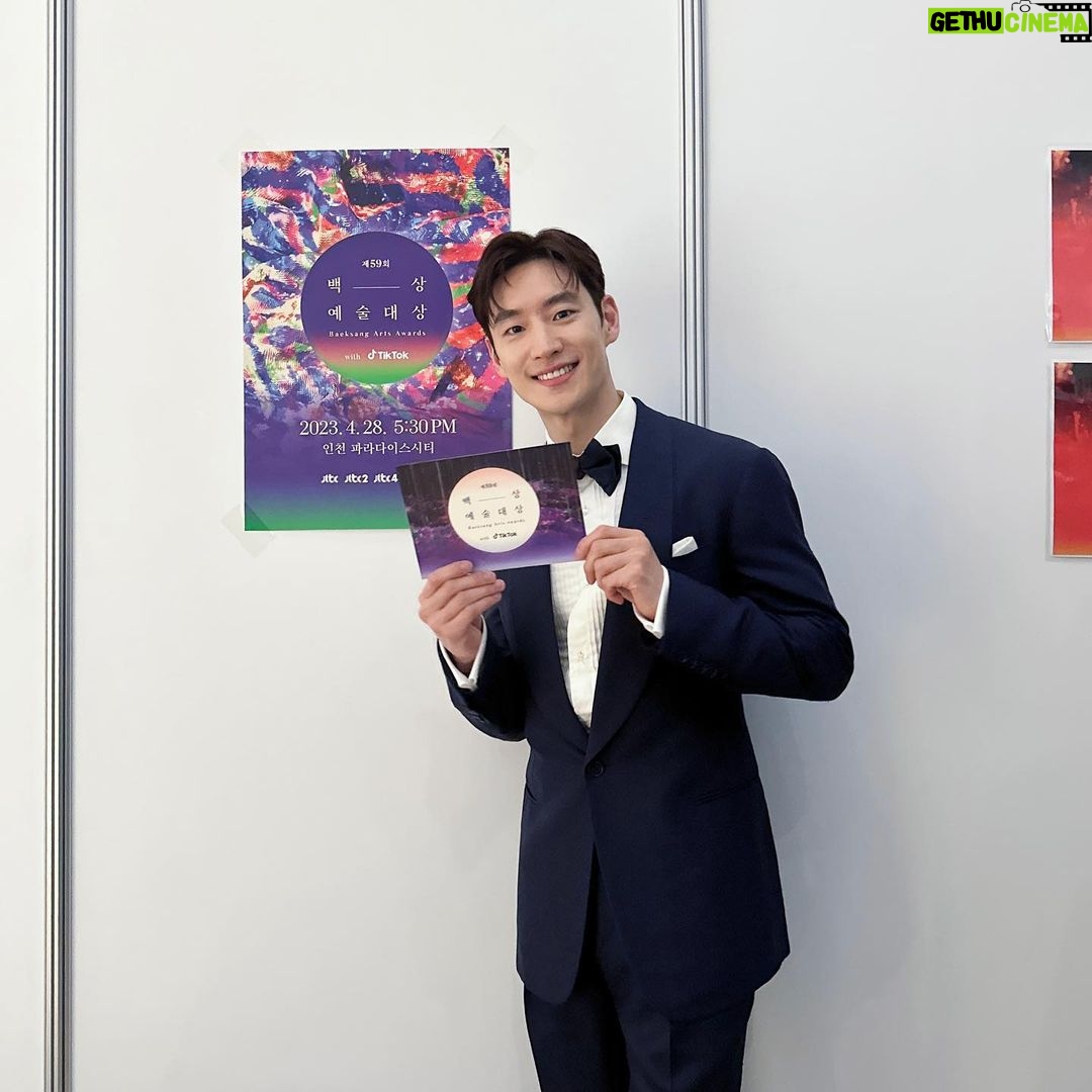 Lee Je-hoon - 698.1K Likes - ⠀
제59회 백상예술대상 다녀왔어요😃
초대해 주셔서 너무나 영광이었습니다-*
허광한 배우님도 뵙게 돼서
너무 반가웠어요💕
다음에 꼭 다시 뵐 수 있길 바라요.🫣🫣
수상하신 모든 분들
다시 한번 축하드립니다👏👏