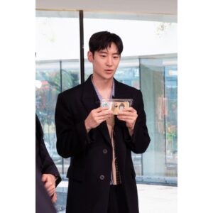 Lee Je-hoon Instagram - ⠀
큰 자기님, 아기자기님💚
그리고 @youquizontheblock 모든 자기님들
초대해 주셔서 감사합니다^ㅇ^~*
그리고 시청해 주신 모든 자기님들도 감사드려요🥰
너무 즐거운 시간이었어요. 유퀴즈 최고!!!👍🏻👍🏻👍🏻