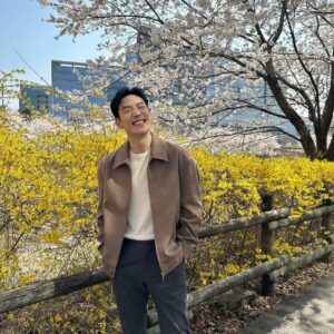 Lee Je-hoon Instagram - ⠀
꽃들이 너무 예쁘네요🌸🌼🥰
판교에 계신 여러분들 부럽습니다 :)
그리고 환영해 주셔서 감사해요🫣