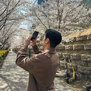 Lee Je-hoon Instagram - ⠀
꽃들이 너무 예쁘네요🌸🌼🥰
판교에 계신 여러분들 부럽습니다 :)
그리고 환영해 주셔서 감사해요🫣