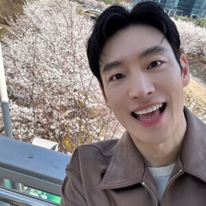 Lee Je-hoon Instagram - ⠀
꽃들이 너무 예쁘네요🌸🌼🥰
판교에 계신 여러분들 부럽습니다 :)
그리고 환영해 주셔서 감사해요🫣