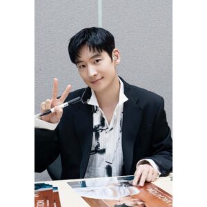 Lee Je-hoon Instagram - ⠀
싱가포르 팬 여러분🇸🇬❤️
저와 함께 소중한 시간을 보내주셔서
정말 감사합니다-*
여러분 덕분에 싱가포르를
더욱더 사랑하게 될 것 같네요🥰
더 자주 만날 수 있는
기회가 생겼으면 좋겠습니다!!
I love Singapore fan lah😘