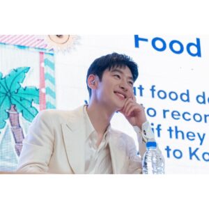 Lee Je-hoon Instagram - ⠀
싱가포르 팬 여러분🇸🇬❤️
저와 함께 소중한 시간을 보내주셔서
정말 감사합니다-*
여러분 덕분에 싱가포르를
더욱더 사랑하게 될 것 같네요🥰
더 자주 만날 수 있는
기회가 생겼으면 좋겠습니다!!
I love Singapore fan lah😘