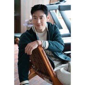 Lee Je-hoon Instagram - ⠀
이번 올젠 2023SS 옷들도
너무 이쁘죠~~?^ㅇ^
이제 봄이 오려나봐요🌸
그래도 아직 일교차가 심하니
모두 감기 조심하세요~~*

#올젠 #olzen @olzen_official