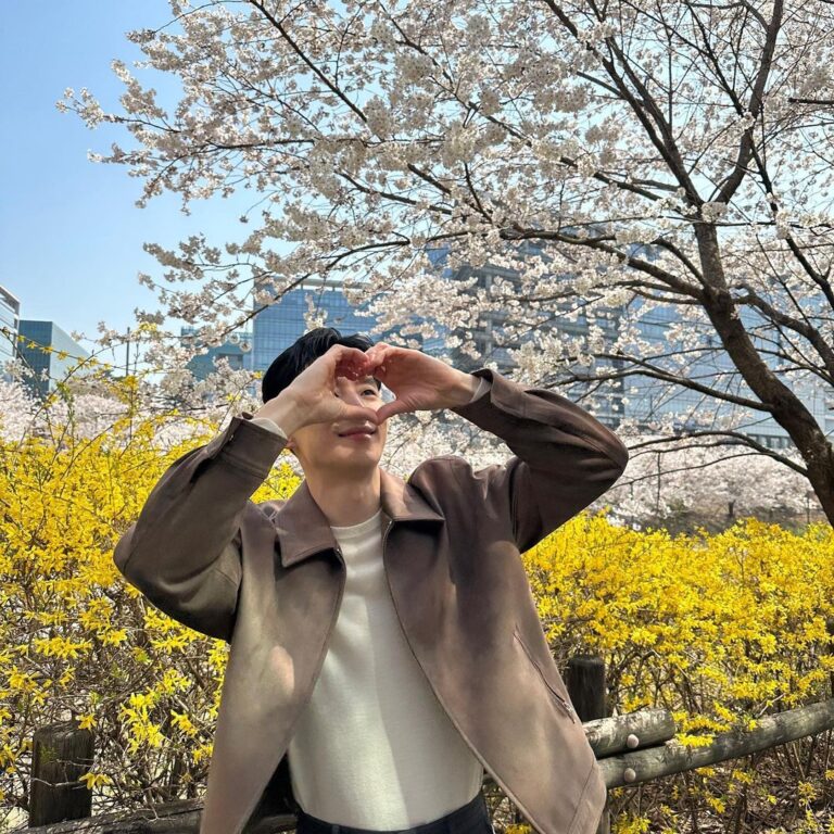 Lee Je-hoon Instagram - ⠀ 꽃들이 너무 예쁘네요🌸🌼🥰 판교에 계신 여러분들 부럽습니다 :) 그리고 환영해 주셔서 감사해요🫣