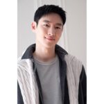 Lee Je-hoon Instagram - ⠀ 이번 올젠 2023SS 옷들도 너무 이쁘죠~~?^ㅇ^ 이제 봄이 오려나봐요🌸 그래도 아직 일교차가 심하니 모두 감기 조심하세요~~* #올젠 #olzen @olzen_official