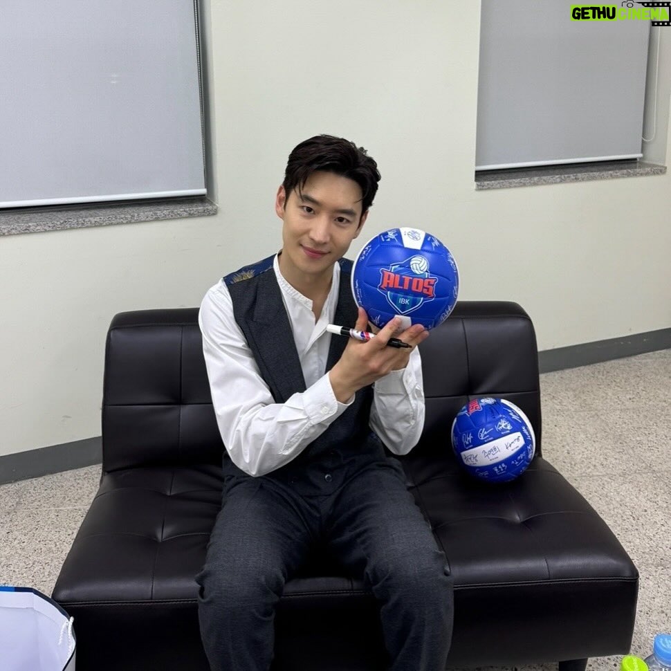 Lee Je-hoon Instagram - ⠀ IBK기업은행 알토스 선수단 여러분들! 끝까지 최선을 다해주셔서 진심으로 감사합니다. 정말 멋진 경기였습니다. 앞으로도 우리 선수분들 다치지 않고 후회 없는 경기하실 수 있게 열심히 응원하겠습니다! 코칭스태프 및 서포터즈 분들도 힘내주세요!! 알토스 화이팅!!!🩵