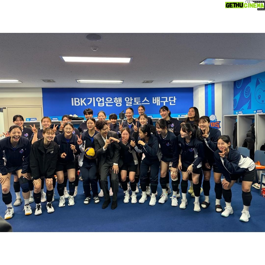 Lee Je-hoon Instagram - ⠀ IBK기업은행 알토스 선수단 여러분들! 끝까지 최선을 다해주셔서 진심으로 감사합니다. 정말 멋진 경기였습니다. 앞으로도 우리 선수분들 다치지 않고 후회 없는 경기하실 수 있게 열심히 응원하겠습니다! 코칭스태프 및 서포터즈 분들도 힘내주세요!! 알토스 화이팅!!!🩵