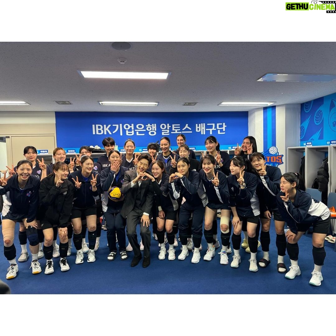 Lee Je-hoon Instagram - ⠀ IBK기업은행 알토스 선수단 여러분들! 끝까지 최선을 다해주셔서 진심으로 감사합니다. 정말 멋진 경기였습니다. 앞으로도 우리 선수분들 다치지 않고 후회 없는 경기하실 수 있게 열심히 응원하겠습니다! 코칭스태프 및 서포터즈 분들도 힘내주세요!! 알토스 화이팅!!!🩵