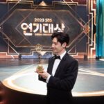Lee Je-hoon Instagram - ⠀ 억울한 피해자를 대신해서 복수를 해 준다는 단순한 로그 라인이지만 그 속에는 실제로 그 아픔을 겪으신 사람들이 있었기 때문에 저로서는 더욱 진중하고 의미 있게 이 작품을 만들어 내고 연기하고 싶었습니다. 그분들께 누가 되지 않고 조금이나마 위로가 될 수 있고 힘이 되었으면 좋겠다는 마음이 컸던 것 같아요. 그 진심을 시청자분들께서 알아봐 주셨고 이렇게 사랑까지 해 주셔서 제가 이 자리에 있을 수 있지 않나 생각이 듭니다. 정말 진심으로 감사드립니다. 너무나 덥게 시작해서 꽁꽁 얼 정도로 추운 날 현장에서 촬영하신.. 너무 고생하셨던 우리 스탭분들의 모습이 떠오르는데요. 너무 많은 스탭분들이 모범택시를 위해 고생하셨어요. 감독님, 작가님을 비롯해 한 분 한 분 너무 감사하다는 말씀 전해드리고 싶습니다. 여러분들 덕분에 라는 의미 있고 좋은 작품이 탄생한 것 같습니다. 우리 무지개 운수 식구들.. 김의성 선배님, 장혁진 선배님, 배유람 배우, 표예진 배우 그리고 신재하 배우까지 너무 고생 많으셨고 여러분들이 있었기에 저도 힘을 받아서 더 열심히 뛸 수 있었던 것 같습니다. 오래오래 함께 했으면 좋겠어요. 그리고 매 회 에피소드마다 작품의 주인공이 되어주신 모든 배우님들께도 정말 감사하다는 말씀 전하고 싶습니다. 그리고 항상 저를 멋지고 예쁘게 만들어 주시는 스타일리스트팀과 샵 식구들 너무 감사드리고 고생 많으셨습니다. 조금 있으면 10년을 함께 하겠네요. 앞으로도 잘 부탁드려요. 그리고 컴퍼니온 식구들.. 많이 모자라고 부족한 나를 채워주고 보듬어줘서.. 정말 고마워. 내년에도 화이팅하자 우리!! 또 우리 가족들.. 많이 표현을 하려고 하지만 항상 부족해요. 사랑한다고 전하고 싶습니다. 마지막으로 사랑하는 우리 팬분들.. 시간이 갈수록 여러분들이 있기에 제가 연기해야 할 이유가 생기고, 더욱 열심히 해야겠다는 생각이 듭니다. 항상 제 편이 되어 주시고 제 곁을 지켜 주셔서 감사합니다. 새해 복 많이 받으세요. 이 작품이 주는 유쾌함과 무게감을 항상 잊지 않고 시즌 3도 여러분들에게 정말 뜻깊고 의미 있는 시간으로써 보답해 드릴 테니 조금만 기다려 주시면 좋겠습니다. 저는 김도기로 다시 한번 인사드리도록 하겠습니다. 시청자 여러분 사랑합니다🩷