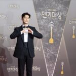 Lee Je-hoon Instagram - ⠀ 억울한 피해자를 대신해서 복수를 해 준다는 단순한 로그 라인이지만 그 속에는 실제로 그 아픔을 겪으신 사람들이 있었기 때문에 저로서는 더욱 진중하고 의미 있게 이 작품을 만들어 내고 연기하고 싶었습니다. 그분들께 누가 되지 않고 조금이나마 위로가 될 수 있고 힘이 되었으면 좋겠다는 마음이 컸던 것 같아요. 그 진심을 시청자분들께서 알아봐 주셨고 이렇게 사랑까지 해 주셔서 제가 이 자리에 있을 수 있지 않나 생각이 듭니다. 정말 진심으로 감사드립니다. 너무나 덥게 시작해서 꽁꽁 얼 정도로 추운 날 현장에서 촬영하신.. 너무 고생하셨던 우리 스탭분들의 모습이 떠오르는데요. 너무 많은 스탭분들이 모범택시를 위해 고생하셨어요. 감독님, 작가님을 비롯해 한 분 한 분 너무 감사하다는 말씀 전해드리고 싶습니다. 여러분들 덕분에 라는 의미 있고 좋은 작품이 탄생한 것 같습니다. 우리 무지개 운수 식구들.. 김의성 선배님, 장혁진 선배님, 배유람 배우, 표예진 배우 그리고 신재하 배우까지 너무 고생 많으셨고 여러분들이 있었기에 저도 힘을 받아서 더 열심히 뛸 수 있었던 것 같습니다. 오래오래 함께 했으면 좋겠어요. 그리고 매 회 에피소드마다 작품의 주인공이 되어주신 모든 배우님들께도 정말 감사하다는 말씀 전하고 싶습니다. 그리고 항상 저를 멋지고 예쁘게 만들어 주시는 스타일리스트팀과 샵 식구들 너무 감사드리고 고생 많으셨습니다. 조금 있으면 10년을 함께 하겠네요. 앞으로도 잘 부탁드려요. 그리고 컴퍼니온 식구들.. 많이 모자라고 부족한 나를 채워주고 보듬어줘서.. 정말 고마워. 내년에도 화이팅하자 우리!! 또 우리 가족들.. 많이 표현을 하려고 하지만 항상 부족해요. 사랑한다고 전하고 싶습니다. 마지막으로 사랑하는 우리 팬분들.. 시간이 갈수록 여러분들이 있기에 제가 연기해야 할 이유가 생기고, 더욱 열심히 해야겠다는 생각이 듭니다. 항상 제 편이 되어 주시고 제 곁을 지켜 주셔서 감사합니다. 새해 복 많이 받으세요. 이 작품이 주는 유쾌함과 무게감을 항상 잊지 않고 시즌 3도 여러분들에게 정말 뜻깊고 의미 있는 시간으로써 보답해 드릴 테니 조금만 기다려 주시면 좋겠습니다. 저는 김도기로 다시 한번 인사드리도록 하겠습니다. 시청자 여러분 사랑합니다🩷