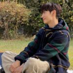 Lee Je-hoon Instagram - ⠀ 따뜻해서 기분 좋았던 2024 시즌 그리팅 촬영-* 이번 시즌 그리팅 열심히 만들어 봤는데 어떻게 봐주실지 궁금하네요. 이번엔 제 손길이 더욱 느껴지도록 노력해 봤거든요 ㅎㅎ🤭 많이 기대해 주세요!🍁🍂 감사합니다^0^~~~~*