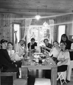 Lee Joon-gi Instagram - 🌹악의꽃🌹 가족들과함께 ~어느덧 3주년
 감독님 너무너무 감사드려요~💝
작가님 스티커 붙인게 더 어색한데요 ㅎㅎㅎㅎ