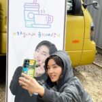 Lee Joon-gi Instagram - 하늘아래 준기세상 가족들의 따뜻하고 푸짐한 선물 ! 오늘 열심히 뛰어준 모든 촬영 스태프, 출연진들과 함께 감사히 받았습니다 ~🥰 진심으로 감사드려요 ㅜㅜ 😉🙏