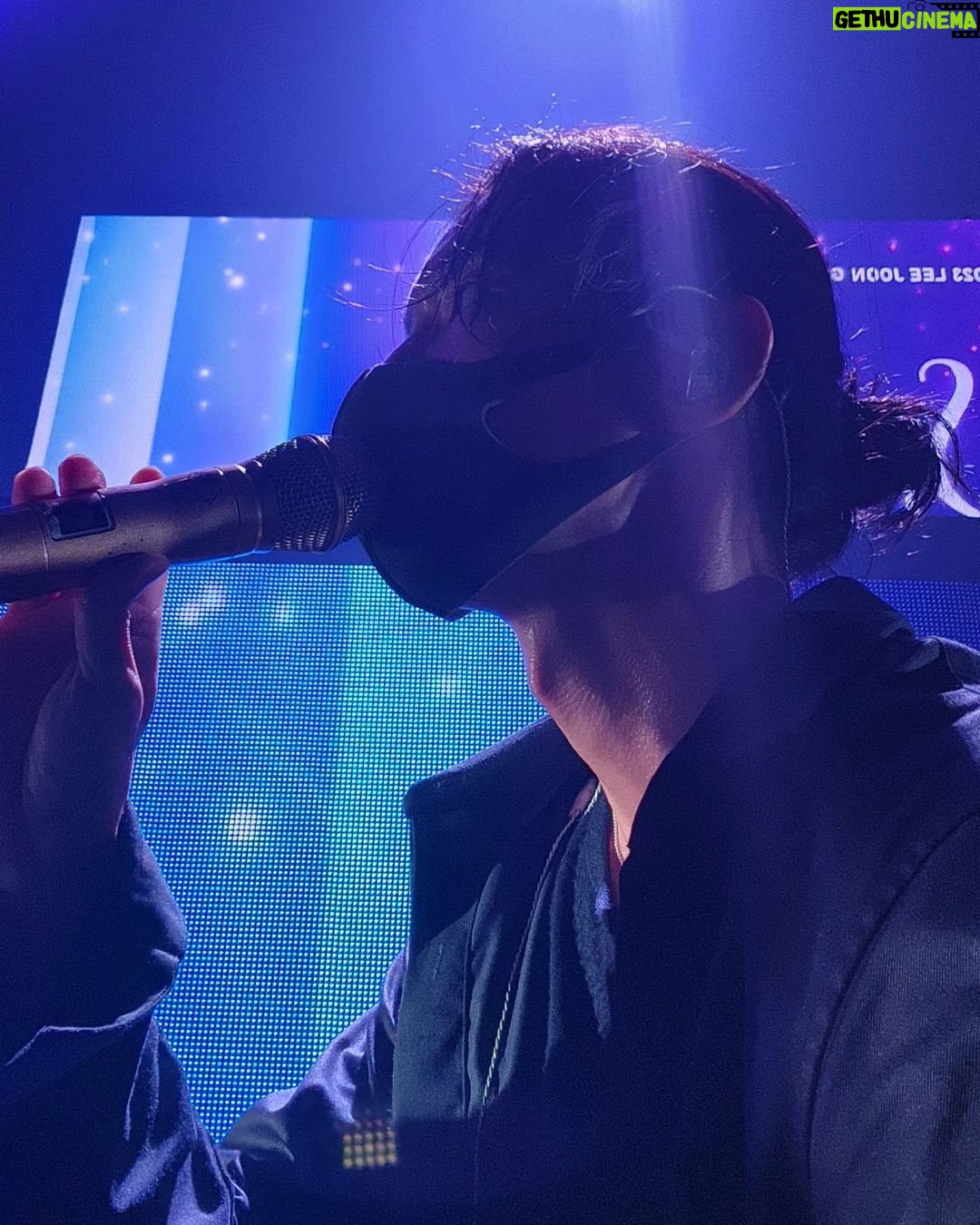Lee Joon-gi Instagram - 기나긴 코로나 4년의 터널을지나 다시만난 우리 너무 신나고 기쁘고 행복했습니다ㅜㅜ 너무 감사합니다 🙏😘그리고 10년 넘게 함께 해주는 우리 팀이 있기에 그 감사함을 멋지게 전할수 있었어요. 잘 살아가고 있구나 내 옆엔 든든한 동지들이 있구나 느끼게해주는 그대들이 있기에 오늘도 감사합니다 더 성실하게 잘 살아갈게요 😂💞😘