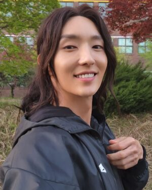 Lee Joon-gi Instagram - 세상 최고의 하루를 만들어주신 여러분 모두에게 감사인사  드려요~~!!🥰 하루종일 너무너무 행복했습니다 진심으로 감사드리고  더 좋은 사람이, 더 좋은 배우가 되겠습니다 🙏 Thank you for celebrating my birthday every year 🤣  Thankyou so much and Love you all 💓 😘 🙏😉