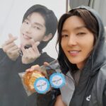 Lee Joon-gi Instagram - 하늘아래 준기세상 가족들의 따뜻하고 푸짐한 선물 ! 오늘 열심히 뛰어준 모든 촬영 스태프, 출연진들과 함께 감사히 받았습니다 ~🥰 진심으로 감사드려요 ㅜㅜ 😉🙏