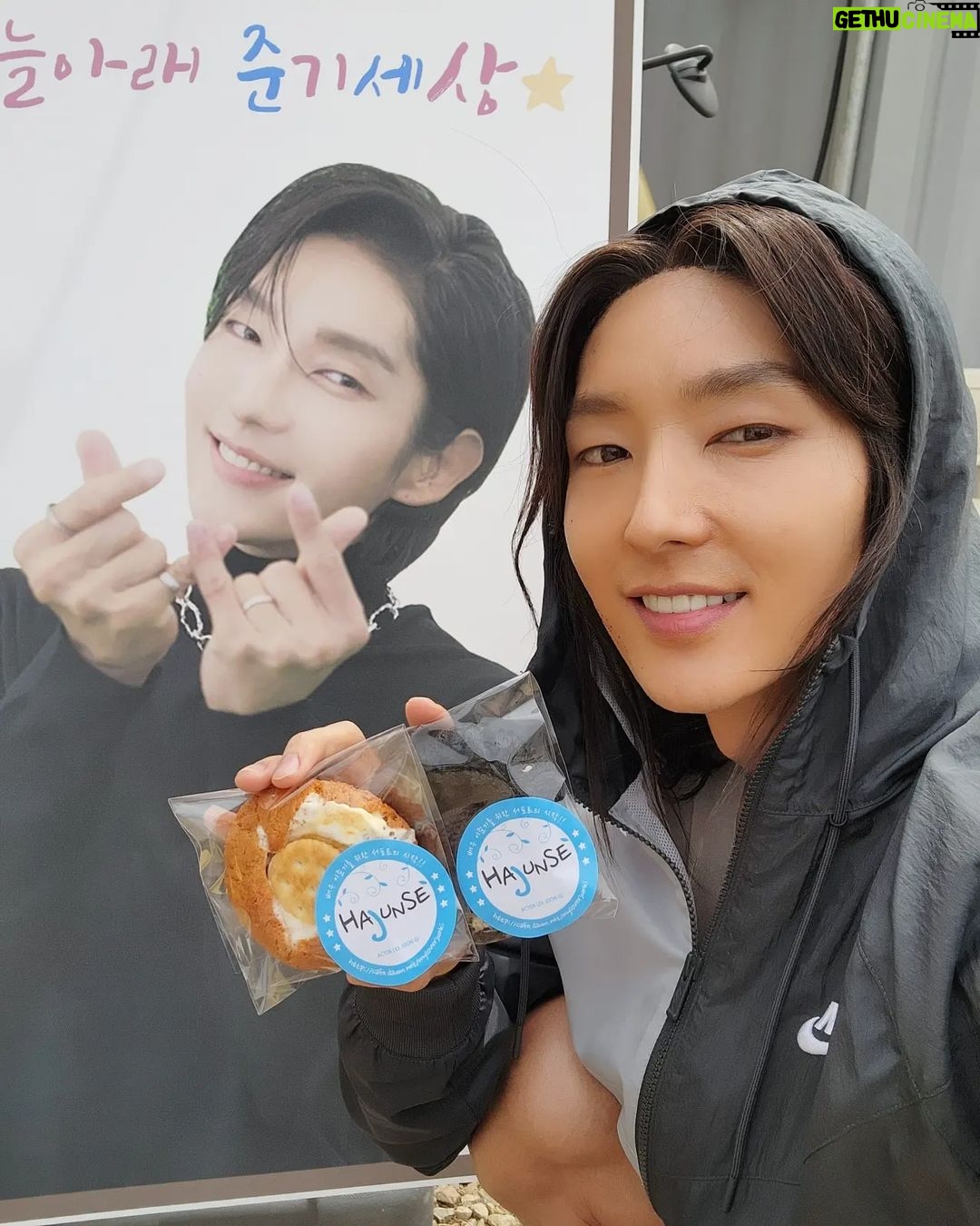 Lee Joon-gi Instagram - 하늘아래 준기세상 가족들의 따뜻하고 푸짐한 선물 ! 오늘 열심히 뛰어준 모든 촬영 스태프, 출연진들과 함께 감사히 받았습니다 ~🥰 진심으로 감사드려요 ㅜㅜ 😉🙏