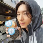 Lee Joon-gi Instagram - 하늘아래 준기세상 가족들의 따뜻하고 푸짐한 선물 ! 오늘 열심히 뛰어준 모든 촬영 스태프, 출연진들과 함께 감사히 받았습니다 ~🥰 진심으로 감사드려요 ㅜㅜ 😉🙏