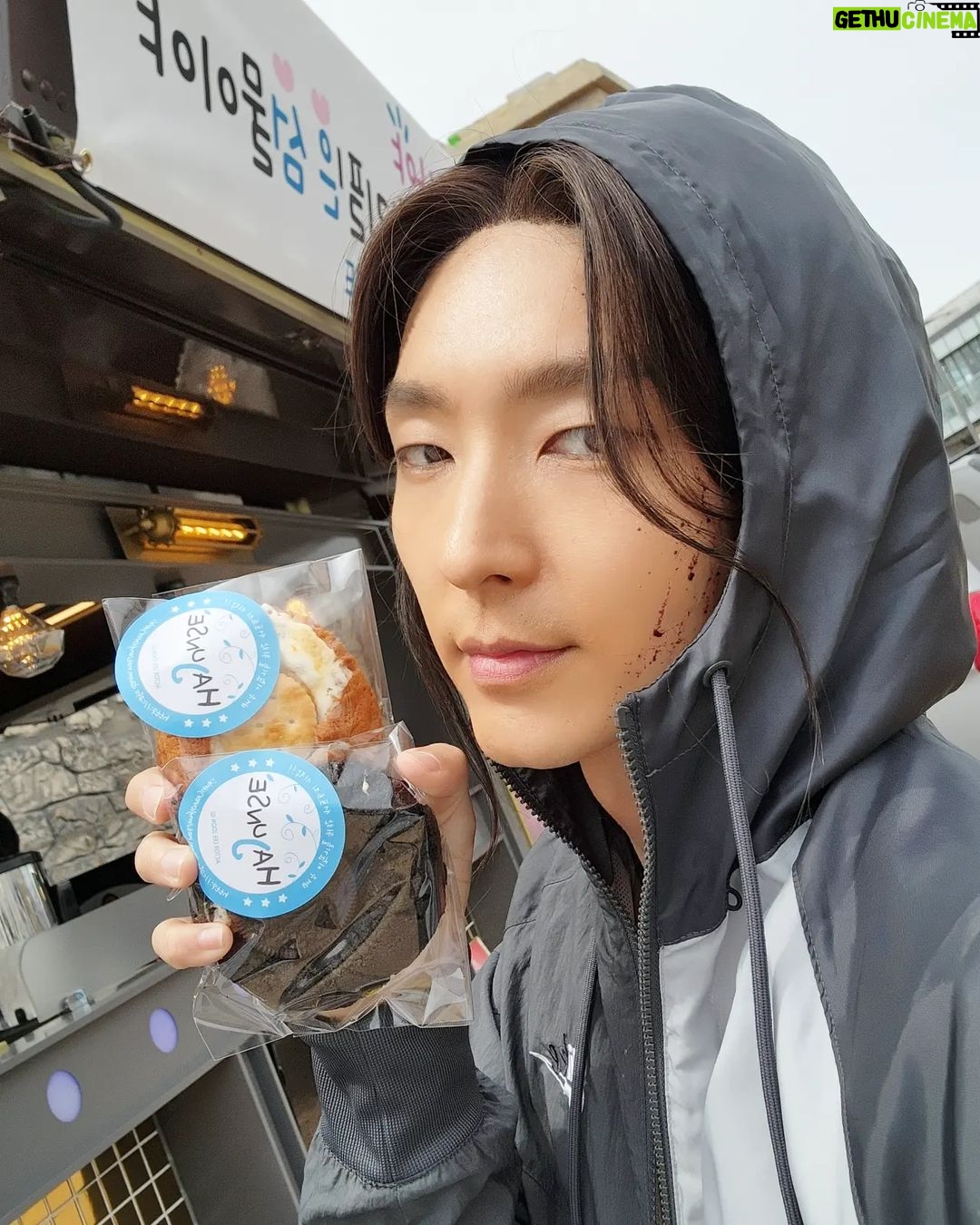 Lee Joon-gi Instagram - 하늘아래 준기세상 가족들의 따뜻하고 푸짐한 선물 ! 오늘 열심히 뛰어준 모든 촬영 스태프, 출연진들과 함께 감사히 받았습니다 ~🥰 진심으로 감사드려요 ㅜㅜ 😉🙏