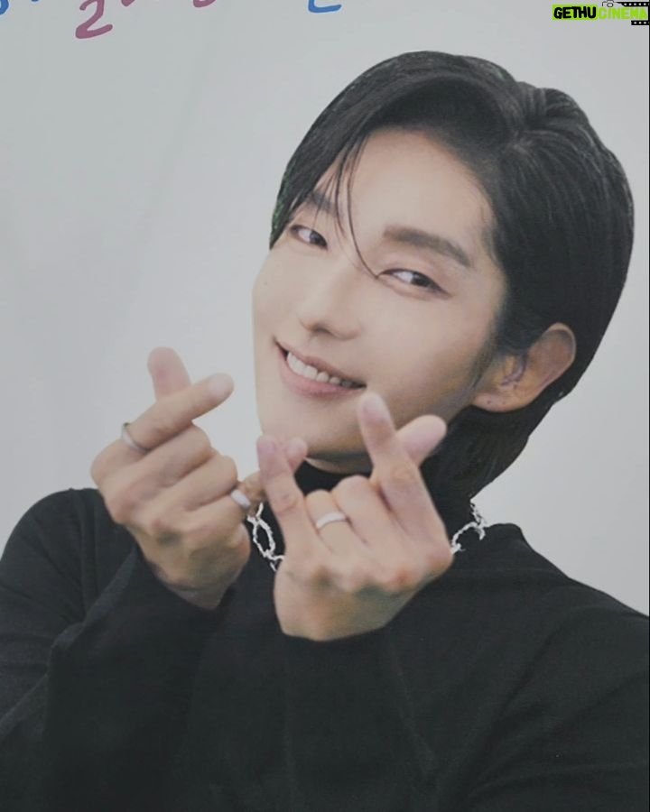 Lee Joon-gi Instagram - 하늘아래 준기세상 가족들의 따뜻하고 푸짐한 선물 ! 오늘 열심히 뛰어준 모든 촬영 스태프, 출연진들과 함께 감사히 받았습니다 ~🥰 진심으로 감사드려요 ㅜㅜ 😉🙏