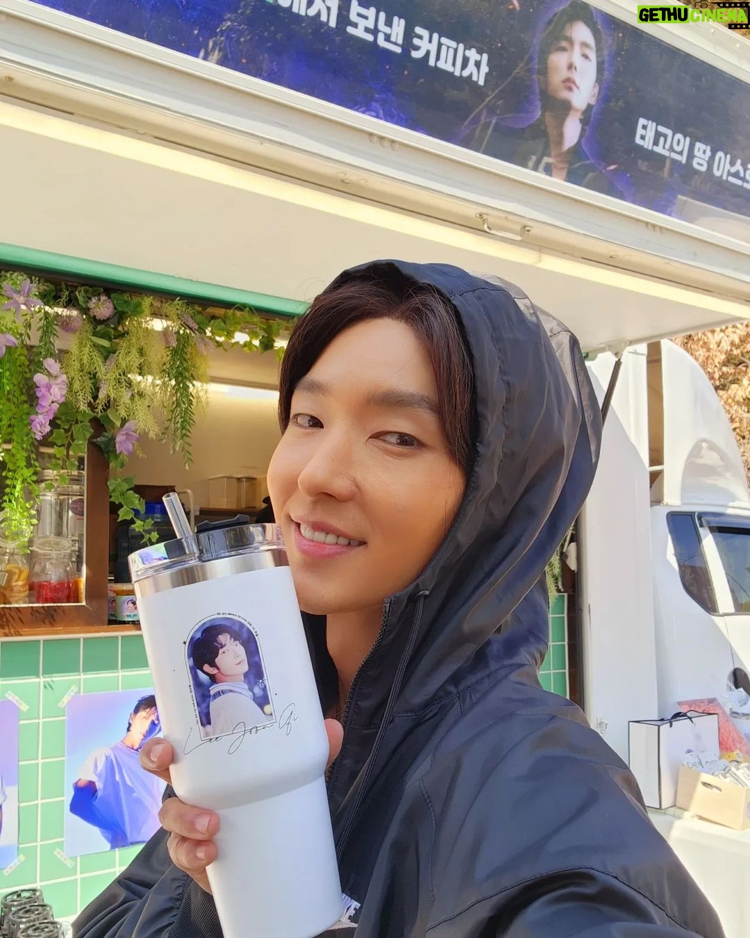 Lee Joon-gi Instagram - 5시간거리의 장흥 촬영지까지 먼길을 달려와준 준갤 가족들💓 너무 고생많으셨어요ㅜㅜ미안하고 또 너무너무 고맙고 ㅜㅜ 항상 큰 응원과 사랑 아낌없이 보내주셔서 진심으로 감사합니다😂❤️🔥