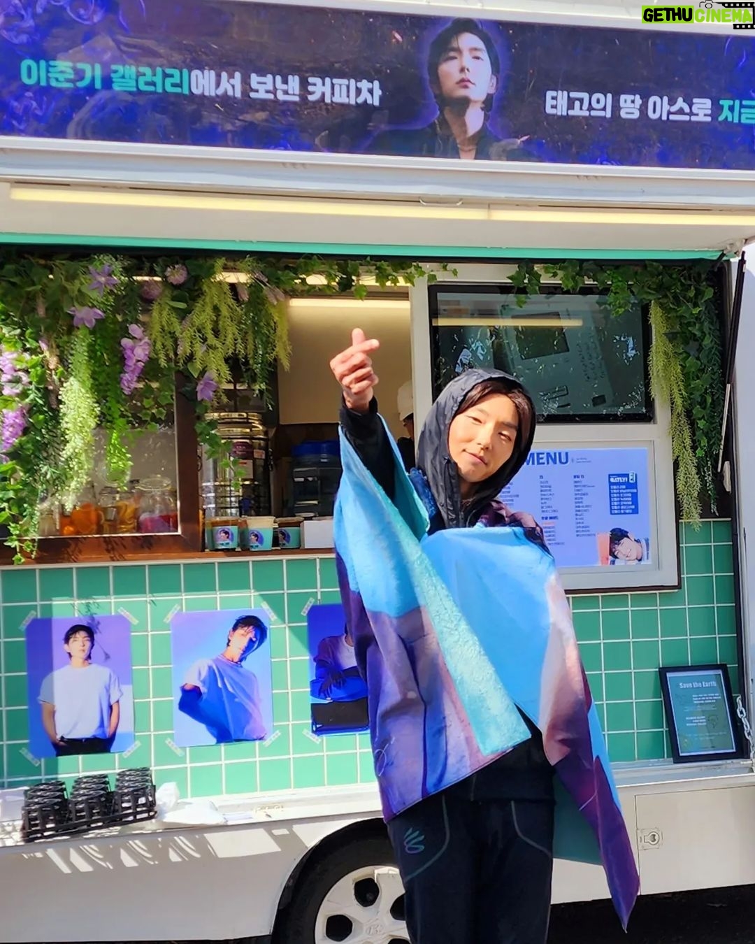 Lee Joon-gi Instagram - 5시간거리의 장흥 촬영지까지 먼길을 달려와준 준갤 가족들💓 너무 고생많으셨어요ㅜㅜ미안하고 또 너무너무 고맙고 ㅜㅜ 항상 큰 응원과 사랑 아낌없이 보내주셔서 진심으로 감사합니다😂❤️🔥