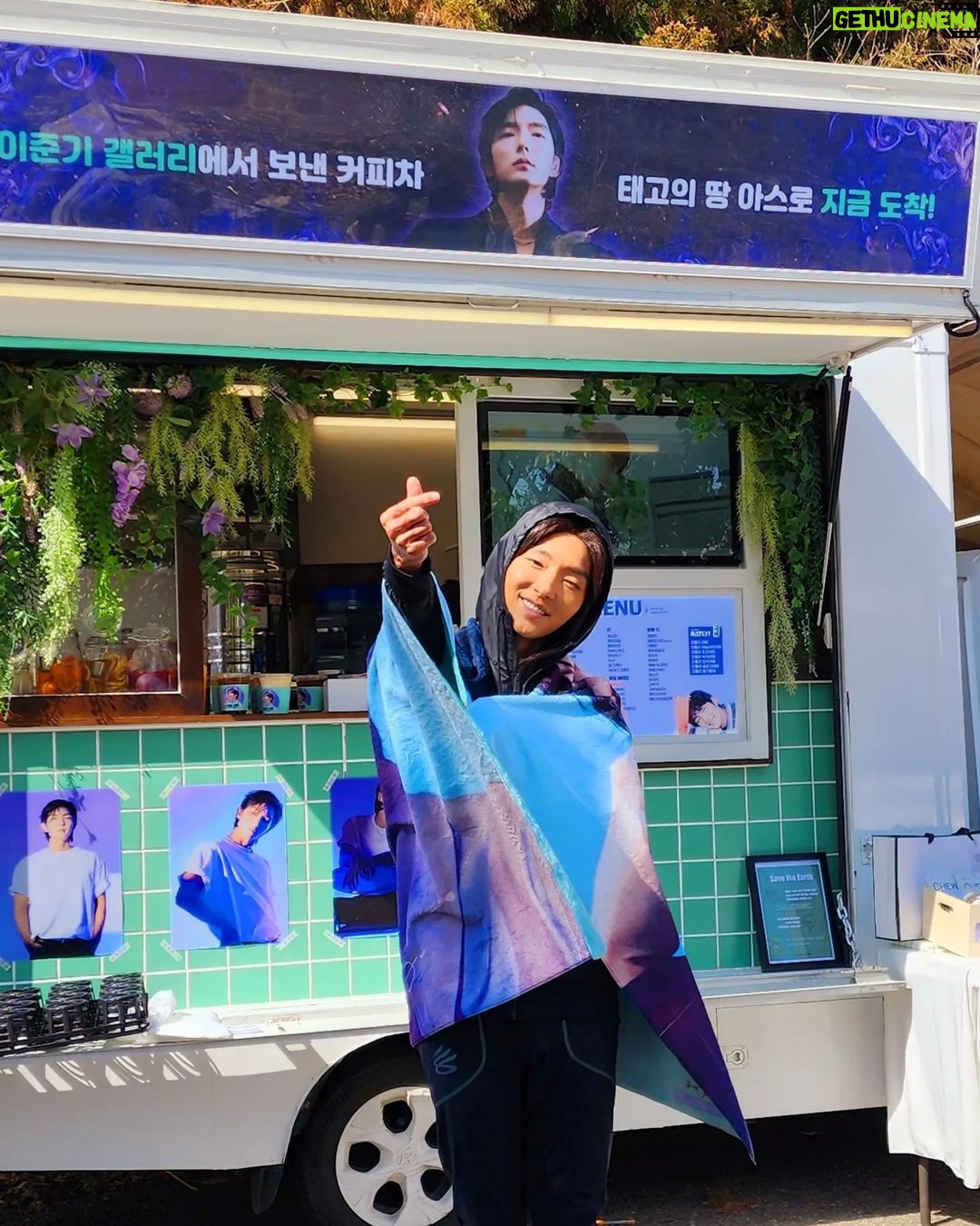 Lee Joon-gi Instagram - 5시간거리의 장흥 촬영지까지 먼길을 달려와준 준갤 가족들💓 너무 고생많으셨어요ㅜㅜ미안하고 또 너무너무 고맙고 ㅜㅜ 항상 큰 응원과 사랑 아낌없이 보내주셔서 진심으로 감사합니다😂❤️🔥