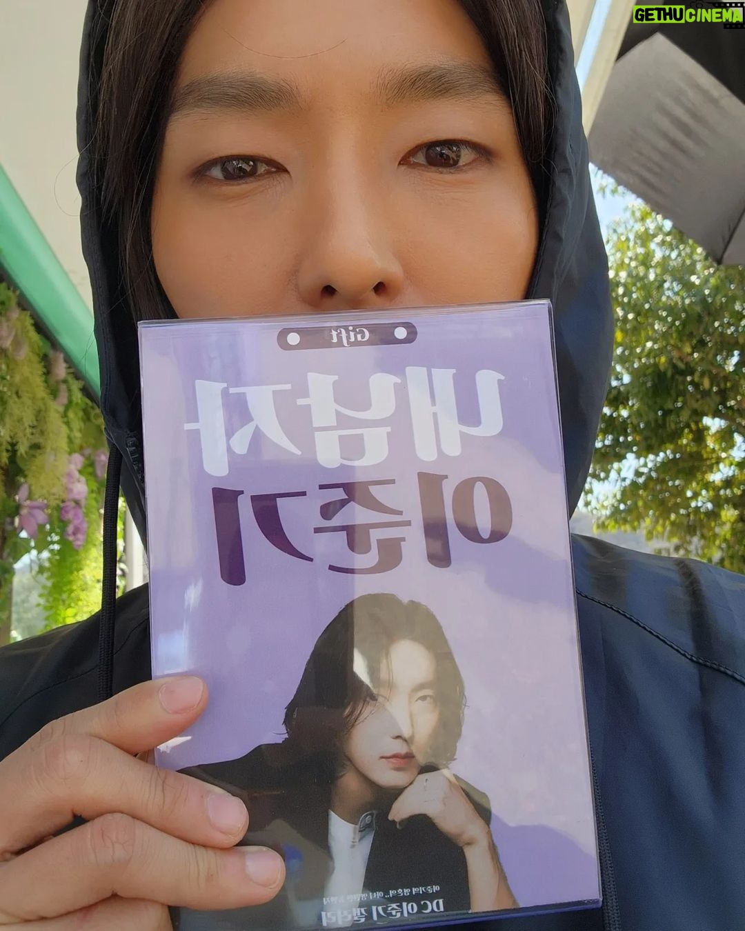 Lee Joon-gi Instagram - 5시간거리의 장흥 촬영지까지 먼길을 달려와준 준갤 가족들💓 너무 고생많으셨어요ㅜㅜ미안하고 또 너무너무 고맙고 ㅜㅜ 항상 큰 응원과 사랑 아낌없이 보내주셔서 진심으로 감사합니다😂❤️🔥