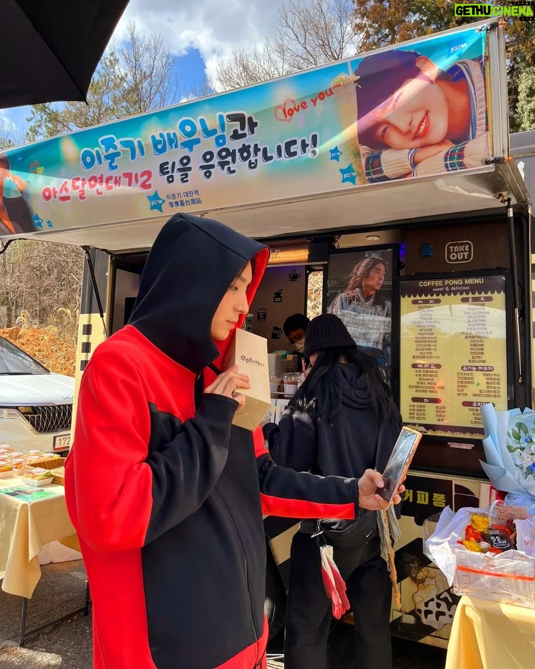 Lee Joon-gi Instagram - 언제나 고맙고 또 고마워요~!! Love u all 💝