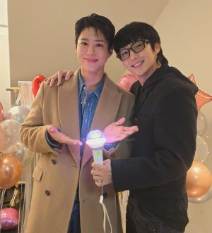 Lee Joon-gi Instagram - 영감을 채워주는 동료가 있다는건 ~ 고마워!
 행복을 전달해주고 안전하게 돌아오길~