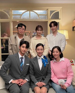 Lee Jun-ho Instagram - 많은 사랑에 감사드립니다👑

Thank you to all our wonderful fans  for tuning in to ‘“King the Land”
See you on Netflix 
#kingtheland