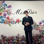 Lee Jun-ho Instagram - 어제 나는 @diorbeauty 5월 5일부터 6월 4일까지 성수동 플라츠2에서 열리는 아름다운 미스 디올 서울 전시&팝업. 미스 디올에 대한 모든 스토리 및 디올 향수의 유니버스를 직접 만나고, 시공간을 뛰어넘는 특별한 후각적 여행을 떠나보세요. #광고 #미스디올전시 #디올뷰티 #MissDior #MissDiorExhibition @Dior