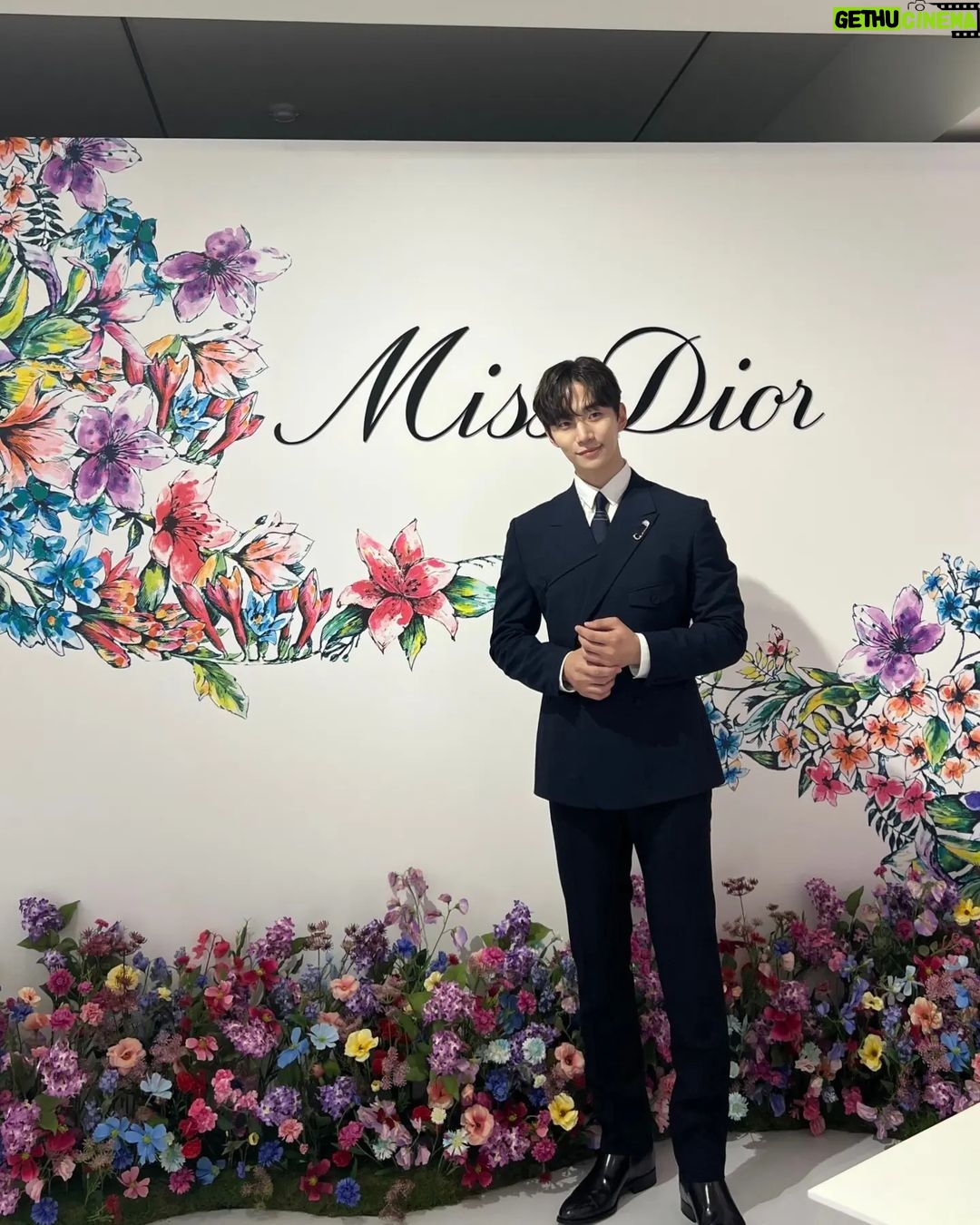 Lee Jun-ho Instagram - 어제 나는 @diorbeauty 5월 5일부터 6월 4일까지 성수동 플라츠2에서 열리는 아름다운 미스 디올 서울 전시&팝업. 미스 디올에 대한 모든 스토리 및 디올 향수의 유니버스를 직접 만나고, 시공간을 뛰어넘는 특별한 후각적 여행을 떠나보세요. #광고 #미스디올전시 #디올뷰티 #MissDior #MissDiorExhibition @Dior