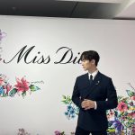Lee Jun-ho Instagram - 어제 나는 @diorbeauty 5월 5일부터 6월 4일까지 성수동 플라츠2에서 열리는 아름다운 미스 디올 서울 전시&팝업. 미스 디올에 대한 모든 스토리 및 디올 향수의 유니버스를 직접 만나고, 시공간을 뛰어넘는 특별한 후각적 여행을 떠나보세요. #광고 #미스디올전시 #디올뷰티 #MissDior #MissDiorExhibition @Dior