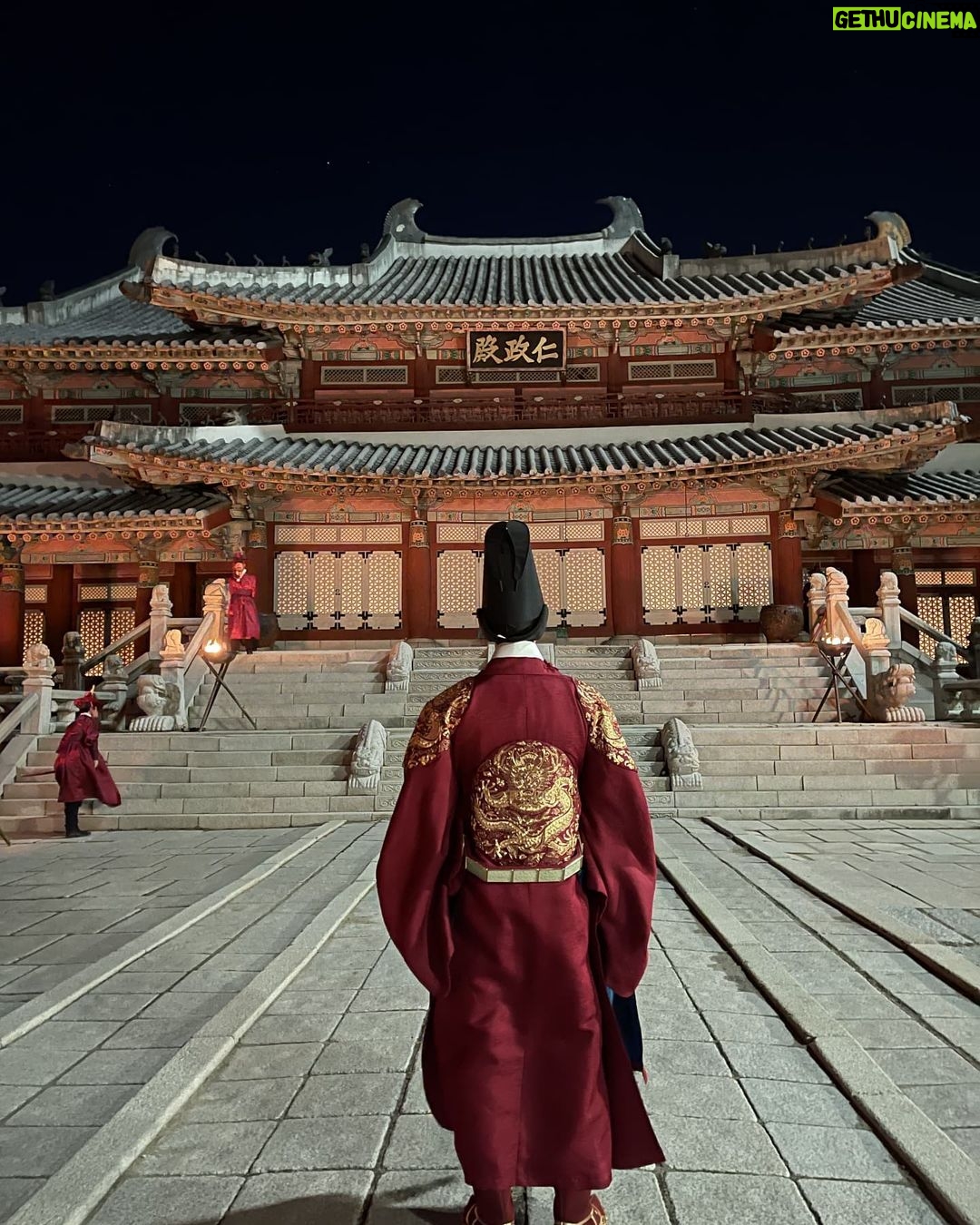 Lee Jun-ho Instagram - 춥고 눈오니 우리궁으로 가자 이따 950