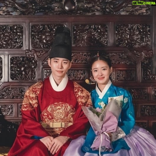 Lee Jun-ho Instagram - 2021년 드라마 옷소매 붉은 끝동으로 많은 사랑을 받았습니다❤ 시상식에서도 모두 행복하게 즐겼던 것 같아요. 모든 것이 우리 드라마를 사랑해주신 여러분 덕분입니다😍 하지만 아직 끝난 것이 아니죠? 바로 1월1일 오늘! 오후9시30분 16회와 17회(마지막회)가 연속으로 방영됩니다☺ 끝까지 시청해 주세요:) 새해 복 많이 받으세요!
