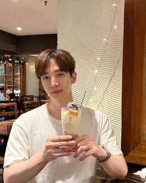 Lee Jun-ho Instagram - 2023년 정말 고마웠고 2024년도 잘 부탁해
행복한 일만 가득 한 해가 되길😍