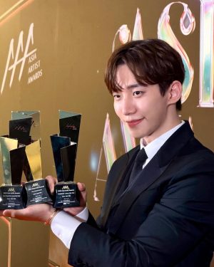 Lee Jun-ho Instagram - 2023년 정말 고마웠고 2024년도 잘 부탁해
행복한 일만 가득 한 해가 되길😍