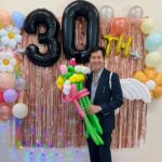 Lee Jung-jae Instagram - 부끄럽게도 데뷰 30주년이라고 회사 직원, 작가님들이 사무실에서 깜짝 파티를 열어 주셨습니다. 감사합이다. 그리고 응원해 주시는 팬 여러분께도 깊은 감사 드립니다.❤️❤️😄😄😄
