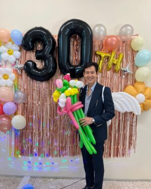 Lee Jung-jae Instagram - 부끄럽게도 데뷰 30주년이라고 회사 직원, 작가님들이 사무실에서 깜짝 파티를 열어 주셨습니다. 감사합이다. 그리고 응원해 주시는 팬 여러분께도 깊은 감사 드립니다.❤️❤️😄😄😄